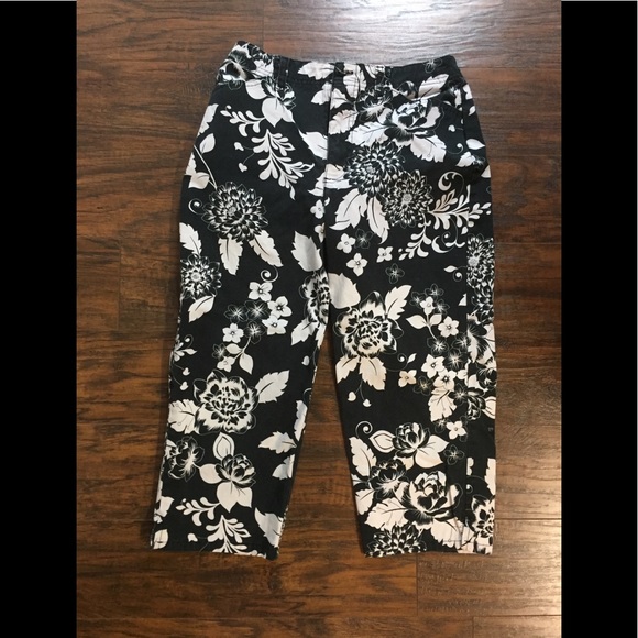 Gloria Vanderbilt Pants - Gloria Vanderbilt flowered capris, front pockets